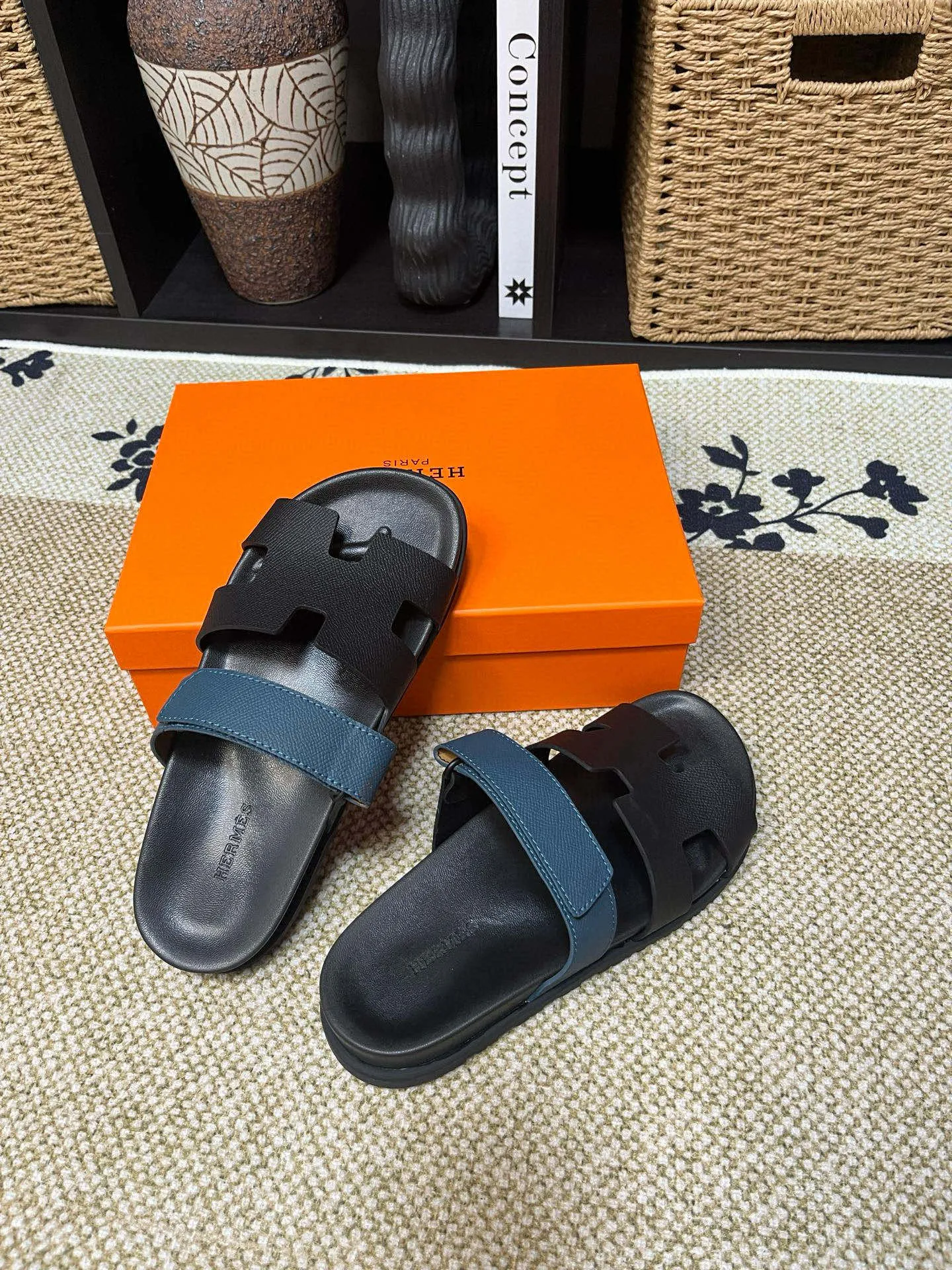 P300 Hermes men's Kazimir slippers - top-quality woven calfskin functional sandals with interwoven uppers inspired by the "H" iconic pattern to create a casual look, perfect for summer. Imported cowhide + cowhide lining + TUP outsole Size: 36-46 couple model